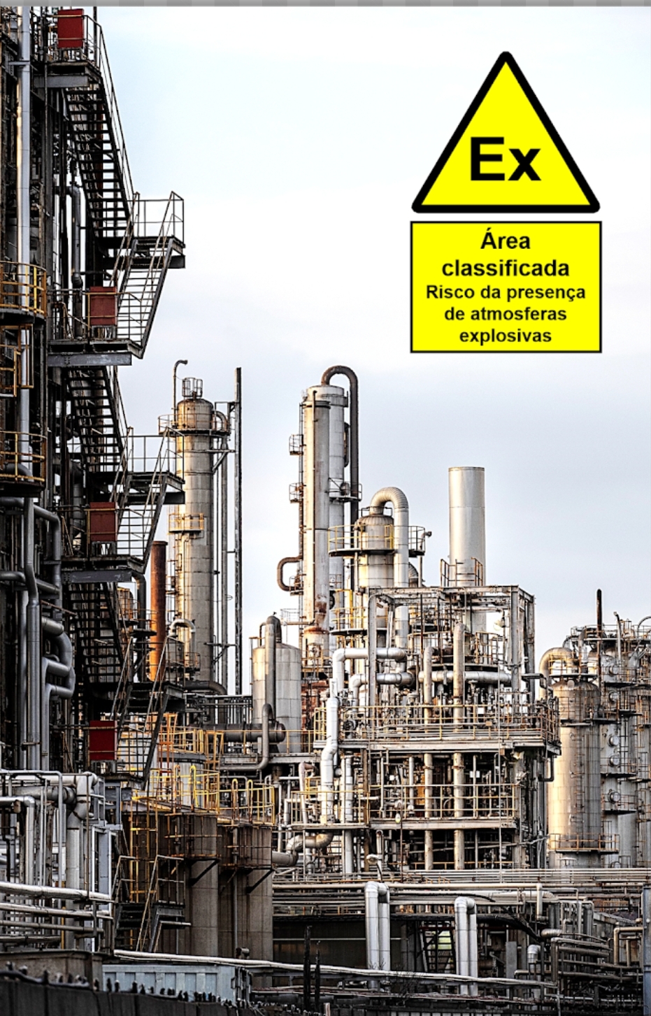 Instalação industrial com torres, tubulações e sinalização amarela Ex — Área classificada.