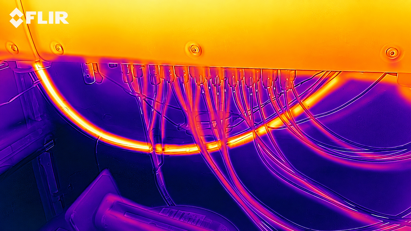 Ilustração em paleta térmica de cabos e conexões elétricas, com contrastes em amarelo, laranja e violeta.
